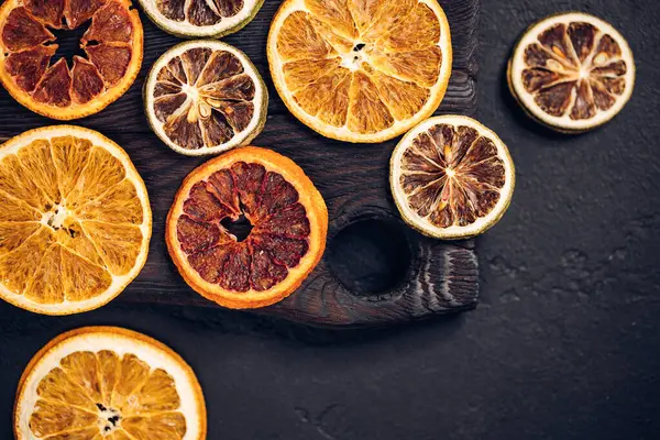 Composición Cítricos Secos Con Naranja Lima Fondo Madera Natural Oscuro — Foto de Stock