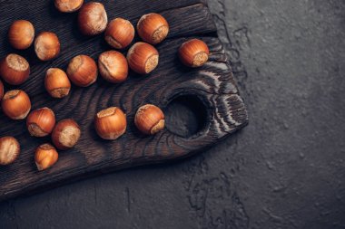 Ahşap arka planda bir grup fındık. Organik yiyecekler. Yakın çekim..