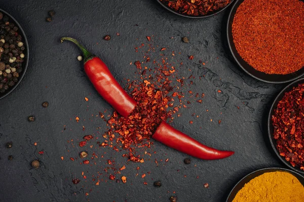 Rode Chili Ontplofte Kleine Stukjes Peper Een Kom Gekleurde Peper — Stockfoto