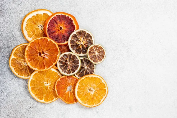 Komposition Aus Getrockneten Zitrusfrüchten Mit Orange Und Limette Kreatives Weihnachtskonzept — Stockfoto