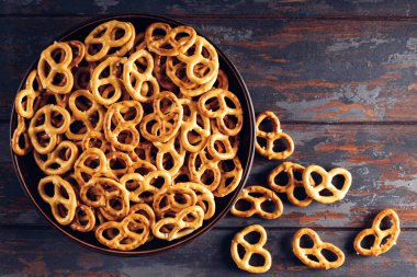 Sert krakerler ya da tuzlu krakerler ahşap arka planda parti için atıştırmalık. Üst görünüm.