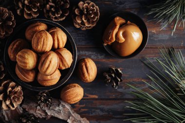 Yoğunlaştırılmış sütlü bisküviler ahşap tabakta. Hamur kurabiyeleri fındık. Noel kurabiyeleri.