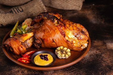 Lezzetli kızarmış domuz budu. Güzel ve lezzetli yemekler.. 