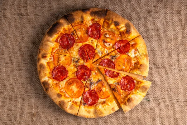 美味而脆的比萨饼的顶部视图 美国披萨 — 图库照片
