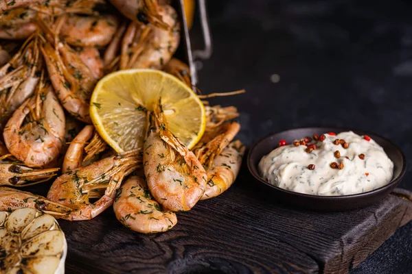 Camarones Fritos Con Ajo Especias Limón Camarones Parrilla Deliciosa Escena — Foto de Stock