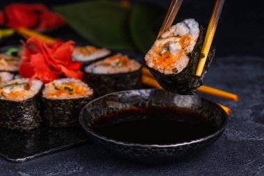 Taze ve lezzetli suşi ruloları. Japon geleneksel deniz ürünleri.