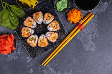 Taze ve lezzetli suşi ruloları. Japon geleneksel deniz ürünleri.