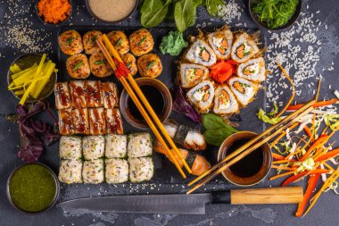 Taze ve lezzetli suşi ruloları. Japon geleneksel deniz ürünleri.