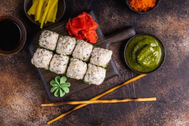 Taze ve lezzetli suşi ruloları. Japon geleneksel deniz ürünleri.