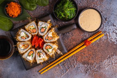 Taze ve lezzetli suşi ruloları. Japon geleneksel deniz ürünleri.