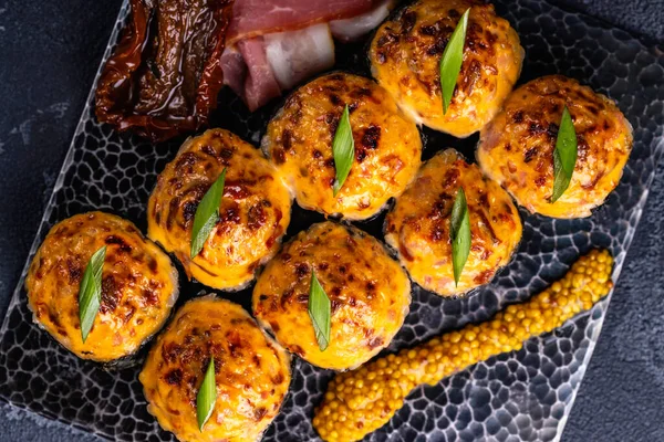 Verse Heerlijke Sushi Broodjes Japanse Traditionele Zeevruchten — Stockfoto