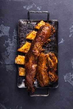 Izgara ve füme pirzola. Lezzetli ızgara kaburga.. 