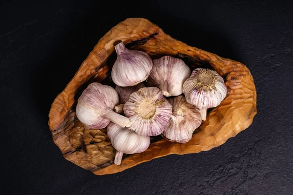 Sarımsak Karanfili Soğan Antika Ahşap Kasede Bir Kasede Bir Sürü — Stok fotoğraf