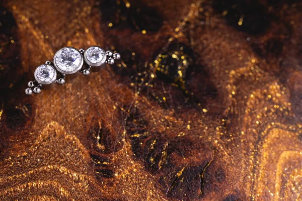 Ahşap Arka Planda Güzel Delici Mücevherler Makro Atış Seçici Odak — Stok fotoğraf
