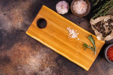 Otlar ve baharatlarla ahşap kesme tahtası. Boş vintage kesme tahtası.