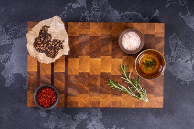 Otlar ve baharatlarla ahşap kesme tahtası. Boş vintage kesme tahtası.