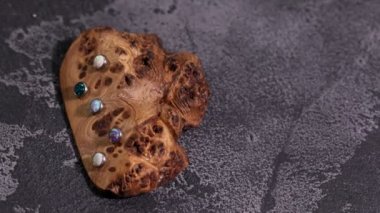 Ahşap ekran üzerinde güzel delici mücevherler dönüyor. Makro çekim. 