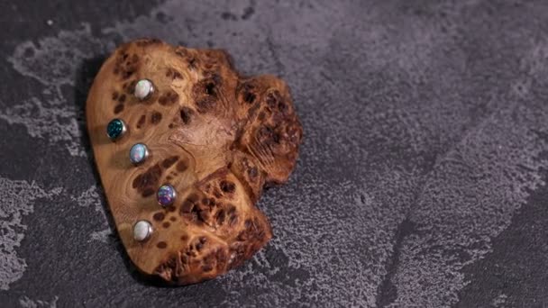 Piękne Piercing Biżuteria Drewnianym Wyświetlaczu Obracać Strzał Makro — Wideo stockowe