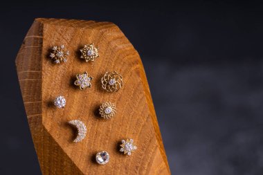 Ahşap sergilenen güzel delici mücevherler. Makro atış. Seçici odak.