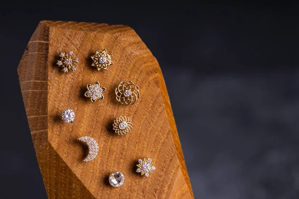 Schöner Piercing Schmuck Auf Einer Holzvitrine Makroschuss Selektiver Fokus — Stockfoto