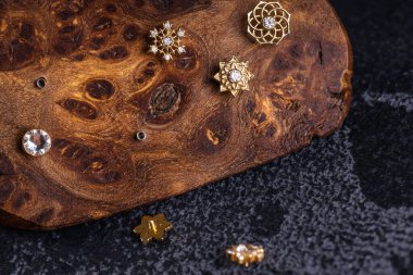 Ahşap sergilenen güzel delici mücevherler. Makro atış. Seçici odak.