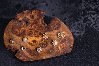 Ahşap sergilenen güzel delici mücevherler. Makro atış. Seçici odak.