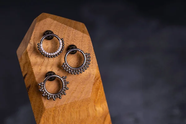 Krásné Piercing Šperky Dřevěném Displeji Makro Selektivní Zaměření — Stock fotografie