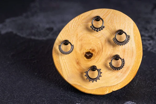 Krásné Piercing Šperky Dřevěném Displeji Makro Selektivní Zaměření — Stock fotografie