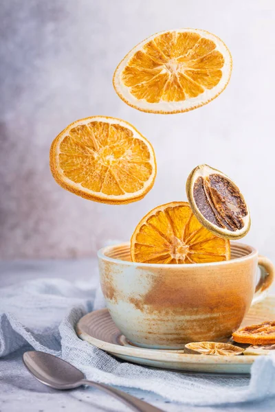 Taza Con Rodajas Secas Naranja Lima Sobre Fondo Claro Vitamina — Foto de Stock