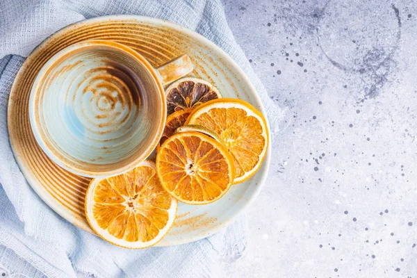 Tasse Mit Getrockneten Orangen Und Limettenscheiben Auf Hellem Hintergrund Gesundes — Stockfoto