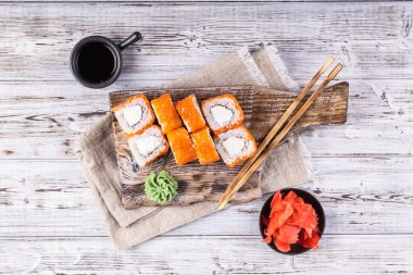 Tahtada taze suşi ruloları. Geleneksel Japon yemekleri. Akşam yemeği partisi.