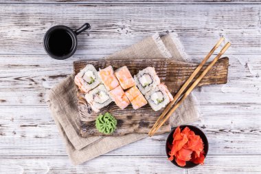 Tahtada taze suşi ruloları. Geleneksel Japon yemekleri. Akşam yemeği partisi.