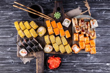 Tahtada taze suşi ruloları. Geleneksel Japon yemekleri. Akşam yemeği partisi.