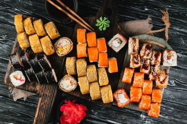 Tahtada taze suşi ruloları. Geleneksel Japon yemekleri. Akşam yemeği partisi.