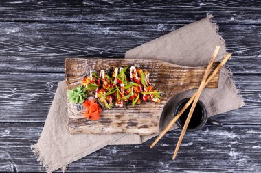 Tahtada taze suşi ruloları. Geleneksel Japon yemekleri. Akşam yemeği partisi.