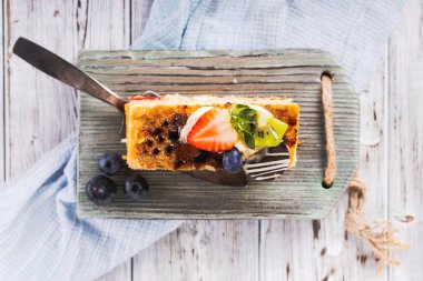 Tatlı, lezzetli pasta. Taze yapılmış lezzetli pasta..