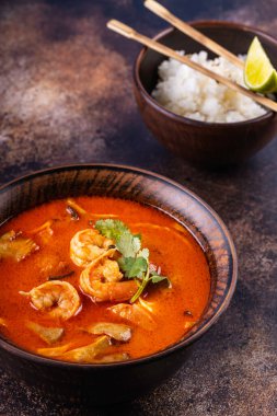 Tom Yam Kung çorbası. Karides, hindistan cevizi sütü ve biberli baharatlı Tayland çorbası..