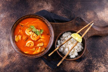 Tom Yam Kung çorbası. Karides, hindistan cevizi sütü ve biberli baharatlı Tayland çorbası..