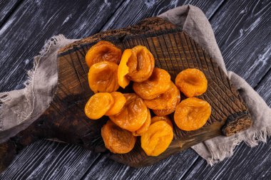 Kurutulmuş çiğ kayısı. Doğal organik kurutulmuş kayısılar, kırsal yaşam..