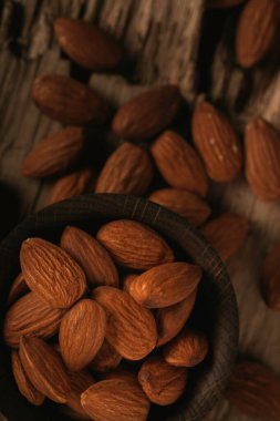 Soyulmuş bademler yakın plan. Vejetaryenler için. Gıda arkaplanı.