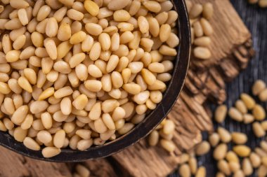 Çam fıstığı. Vejetaryenler için. Kızarmış organik sağlıklı yiyecekler..