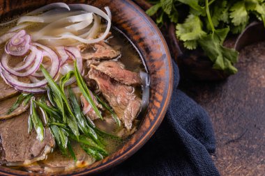 Pho Bo Vietnamlı taze pirinç çorbası sığır eti, soğan, limon, otlar ve biberli. Asya mutfağı.