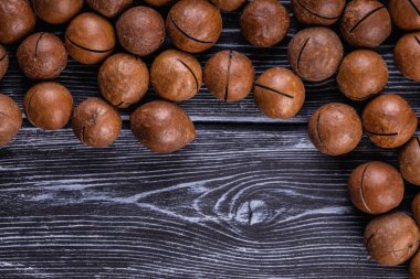 Macadamia fındıkları son derece lezzetli tatmak için kırılır ve pişirilir. Kızarmış organik sağlıklı yiyecekler..