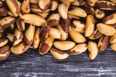 Bir sürü lezzetli Brezilya fındığı. Brezilya cevizi, sağlıklı besin maddesi..