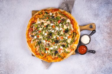 Lezzetli ve çıtır piza manzarası. Amerikan ya da İtalyan pizzası. Aşçılık arka plan kavramı.