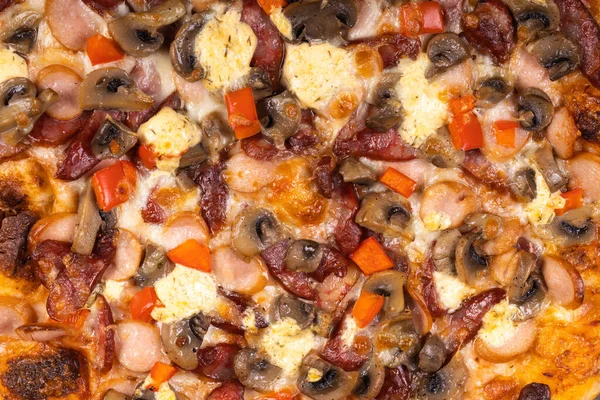 美味而脆的比萨饼的顶部视图 美国或意大利披萨 烹饪背景概念 — 图库照片