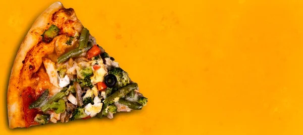 Smaklig Italiensk Pizza Ovanifrån Varm Italiensk Pizza Med Kopieringsutrymme För — Stockfoto