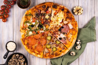 Lezzetli ve çıtır piza manzarası. Amerikan ya da İtalyan pizzası. Aşçılık arka plan kavramı.