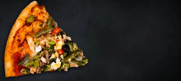 美味而脆的比萨饼的顶部视图 美国或意大利披萨 烹饪背景概念 — 图库照片