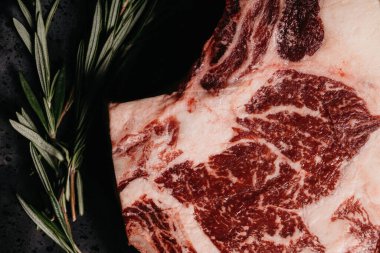 Bir parça sığır eti. Sulu çiğ biftek..